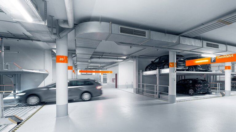 Modernes Parkhaussystem mit Fahrzeuginstallationen